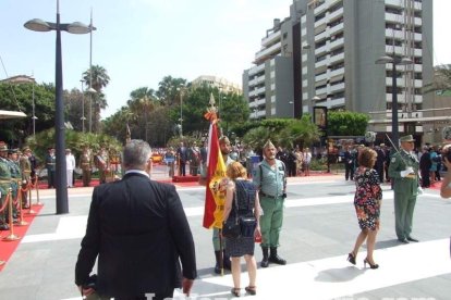300 civiles juran bandera en el Día de las Fuerzas Armadas en la Rambla de Almería.
