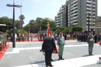 300 civiles juran bandera en el Día de las Fuerzas Armadas en la Rambla de Almería.