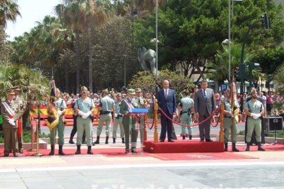 300 civiles juran bandera en el Día de las Fuerzas Armadas en la Rambla de Almería.