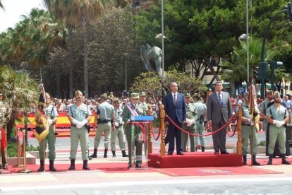 300 civiles juran bandera en el Día de las Fuerzas Armadas en la Rambla de Almería.