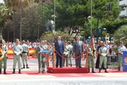 300 civiles juran bandera en el Día de las Fuerzas Armadas en la Rambla de Almería.