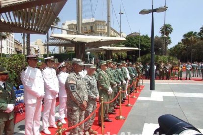 300 civiles juran bandera en el Día de las Fuerzas Armadas en la Rambla de Almería.