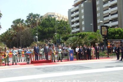 300 civiles juran bandera en el Día de las Fuerzas Armadas en la Rambla de Almería.