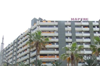 300 civiles juran bandera en el Día de las Fuerzas Armadas en la Rambla de Almería.