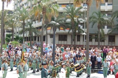 300 civiles juran bandera en el Día de las Fuerzas Armadas en la Rambla de Almería.