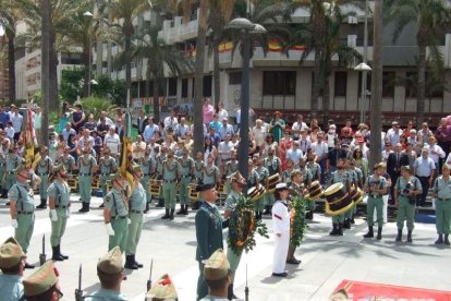 300 civiles juran bandera en el Día de las Fuerzas Armadas en la Rambla de Almería.