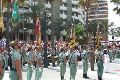 300 civiles juran bandera en el Día de las Fuerzas Armadas en la Rambla de Almería.