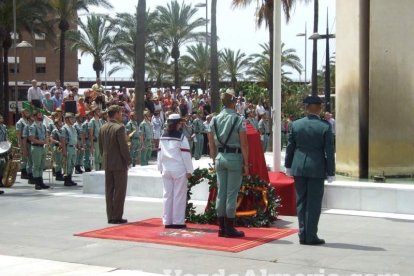 300 civiles juran bandera en el Día de las Fuerzas Armadas en la Rambla de Almería.