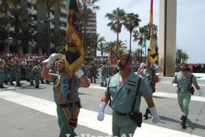 300 civiles juran bandera en el Día de las Fuerzas Armadas en la Rambla de Almería.