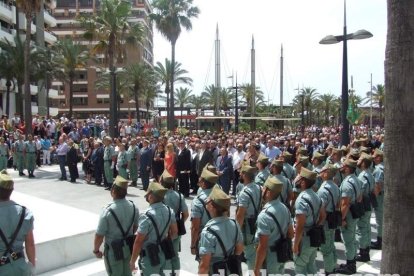 300 civiles juran bandera en el Día de las Fuerzas Armadas en la Rambla de Almería.