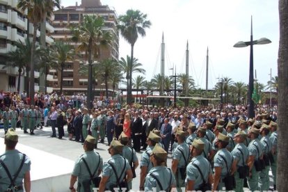 300 civiles juran bandera en el Día de las Fuerzas Armadas en la Rambla de Almería.
