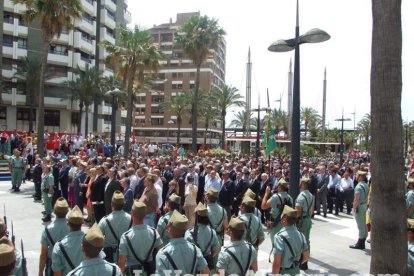 300 civiles juran bandera en el Día de las Fuerzas Armadas en la Rambla de Almería.