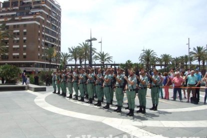 300 civiles juran bandera en el Día de las Fuerzas Armadas en la Rambla de Almería.