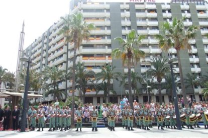 300 civiles juran bandera en el Día de las Fuerzas Armadas en la Rambla de Almería.