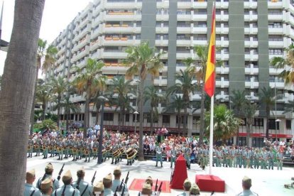 300 civiles juran bandera en el Día de las Fuerzas Armadas en la Rambla de Almería.