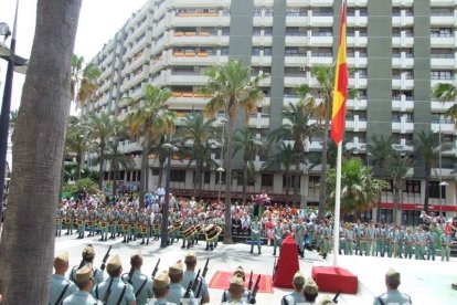 300 civiles juran bandera en el Día de las Fuerzas Armadas en la Rambla de Almería.