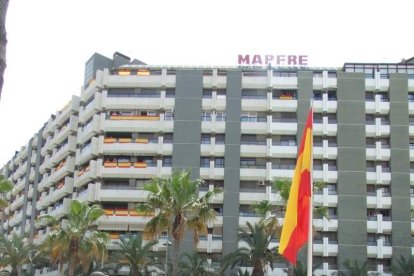 300 civiles juran bandera en el Día de las Fuerzas Armadas en la Rambla de Almería.