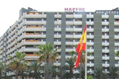 300 civiles juran bandera en el Día de las Fuerzas Armadas en la Rambla de Almería.