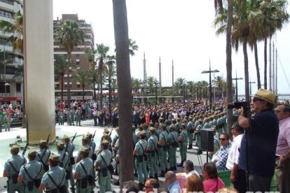 300 civiles juran bandera en el Día de las Fuerzas Armadas en la Rambla de Almería.