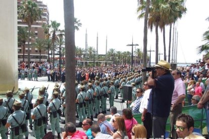 300 civiles juran bandera en el Día de las Fuerzas Armadas en la Rambla de Almería.