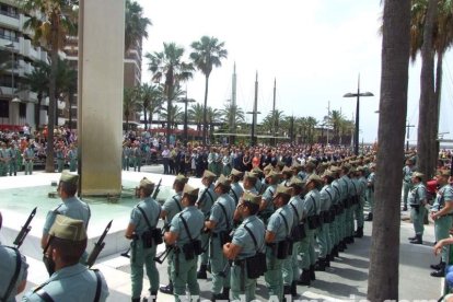 300 civiles juran bandera en el Día de las Fuerzas Armadas en la Rambla de Almería.