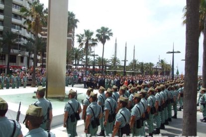 300 civiles juran bandera en el Día de las Fuerzas Armadas en la Rambla de Almería.