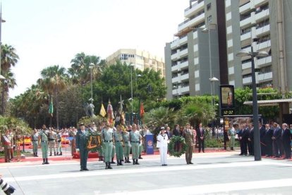 300 civiles juran bandera en el Día de las Fuerzas Armadas en la Rambla de Almería.