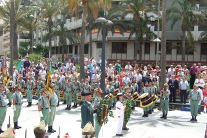 300 civiles juran bandera en el Día de las Fuerzas Armadas en la Rambla de Almería.