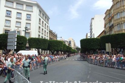 300 civiles juran bandera en el Día de las Fuerzas Armadas en la Rambla de Almería.