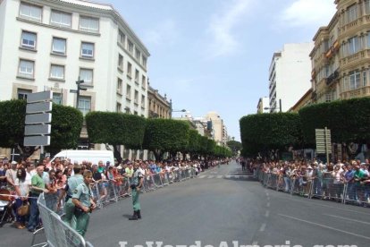 300 civiles juran bandera en el Día de las Fuerzas Armadas en la Rambla de Almería.