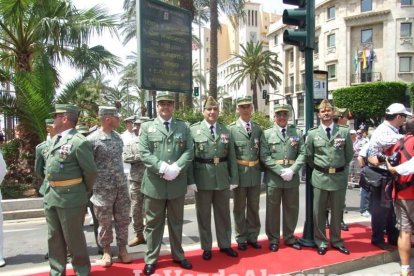 300 civiles juran bandera en el Día de las Fuerzas Armadas en la Rambla de Almería.