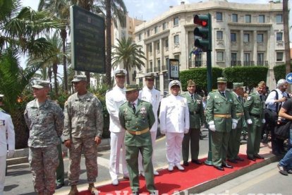 300 civiles juran bandera en el Día de las Fuerzas Armadas en la Rambla de Almería.