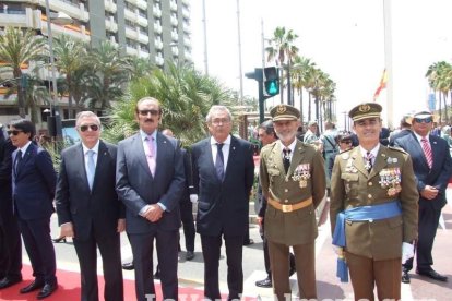 300 civiles juran bandera en el Día de las Fuerzas Armadas en la Rambla de Almería.