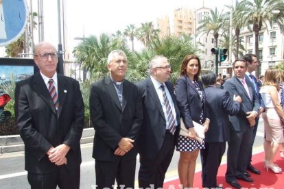 300 civiles juran bandera en el Día de las Fuerzas Armadas en la Rambla de Almería.
