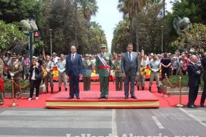 300 civiles juran bandera en el Día de las Fuerzas Armadas en la Rambla de Almería.