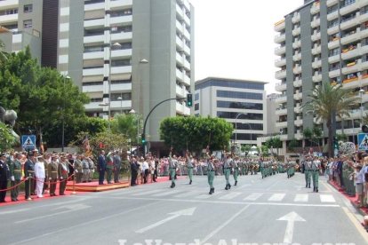 300 civiles juran bandera en el Día de las Fuerzas Armadas en la Rambla de Almería.