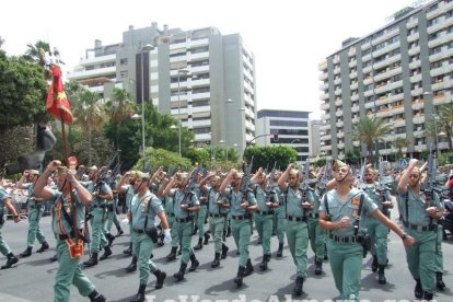 300 civiles juran bandera en el Día de las Fuerzas Armadas en la Rambla de Almería.