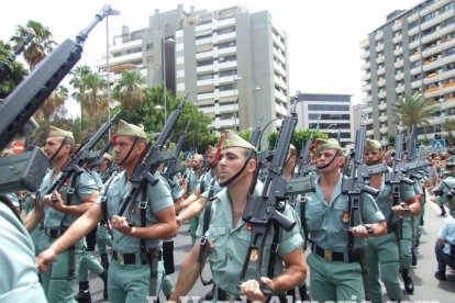 300 civiles juran bandera en el Día de las Fuerzas Armadas en la Rambla de Almería.