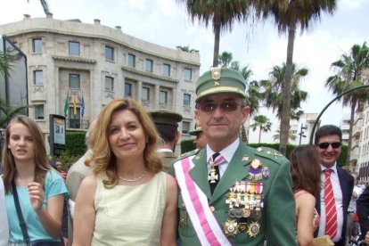 300 civiles juran bandera en el Día de las Fuerzas Armadas en la Rambla de Almería.