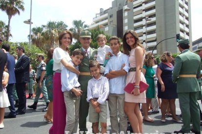 300 civiles juran bandera en el Día de las Fuerzas Armadas en la Rambla de Almería.