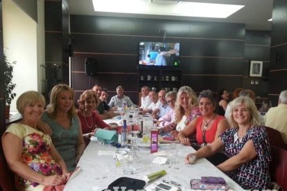 300 civiles juran bandera en el Día de las Fuerzas Armadas en la Rambla de Almería.