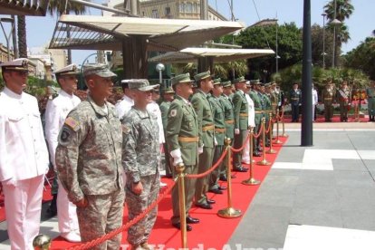 300 civiles juran bandera en el Día de las Fuerzas Armadas en la Rambla de Almería.