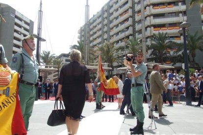 300 civiles juran bandera en el Día de las Fuerzas Armadas en la Rambla de Almería.