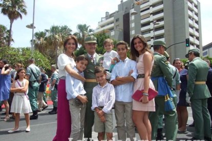 300 civiles juran bandera en el Día de las Fuerzas Armadas en la Rambla de Almería.