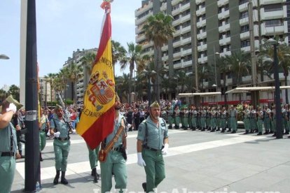 300 civiles juran bandera en el Día de las Fuerzas Armadas en la Rambla de Almería.