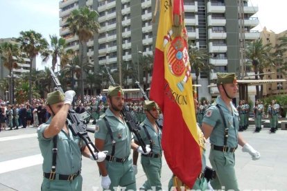 300 civiles juran bandera en el Día de las Fuerzas Armadas en la Rambla de Almería.