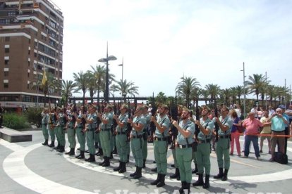 300 civiles juran bandera en el Día de las Fuerzas Armadas en la Rambla de Almería.