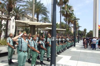 300 civiles juran bandera en el Día de las Fuerzas Armadas en la Rambla de Almería.