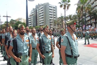 300 civiles juran bandera en el Día de las Fuerzas Armadas en la Rambla de Almería.