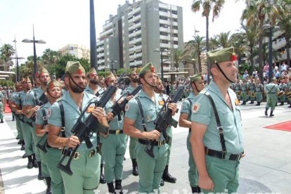 300 civiles juran bandera en el Día de las Fuerzas Armadas en la Rambla de Almería.